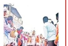 ದಲಿತ ಪೂಜಾರಿಯ ಪಾದ ಸ್ಪರ್ಷಕ್ಕಾಗಿ ಎರಡು ಕಿಮಿ ಉದ್ದಕ್ಕೂ ನೆಲದ ಮೇಲೆ ಮಲಗಿದ ಭಕ್ತರು!